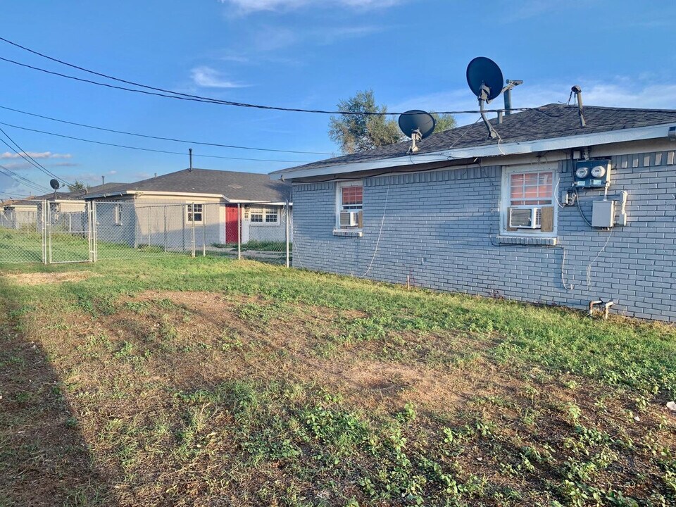 2705 E 2nd St in Lubbock, TX - Building Photo