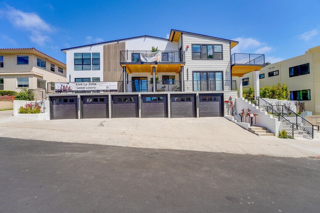 Oceans 315 in La Jolla, CA - Building Photo