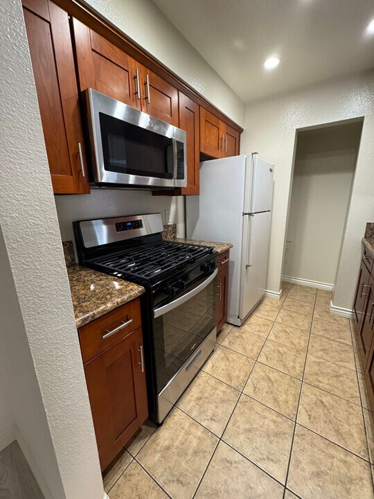 10911 Rochester Ave in Los Angeles, CA - Building Photo