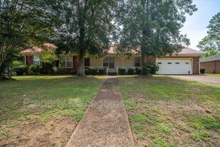2524 Chickasaw Dr in Florence, AL - Building Photo