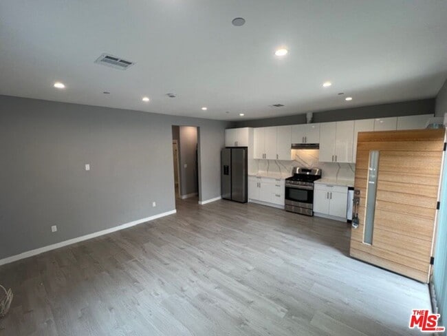 6833 Lubao Ave in Los Angeles, CA - Building Photo - Building Photo