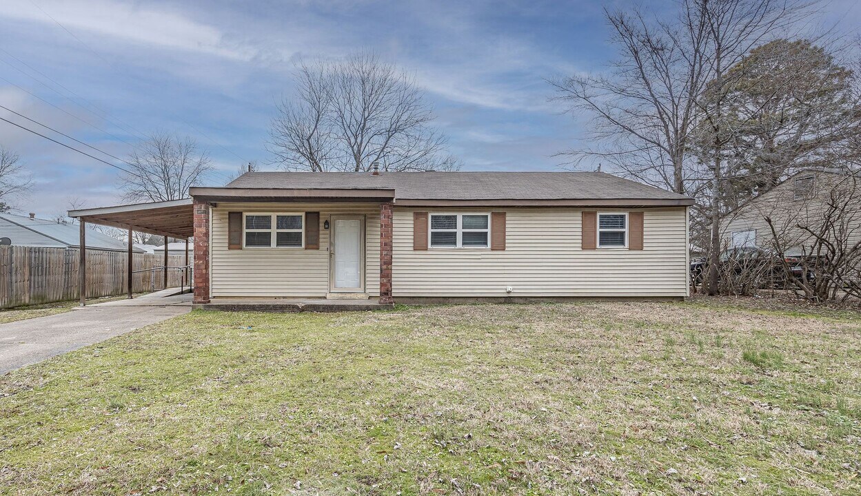 2215 Sutton Dr in Jonesboro, AR - Building Photo