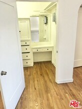 652 S Dunsmuir Ave-Unit -204 in Los Angeles, CA - Building Photo - Building Photo