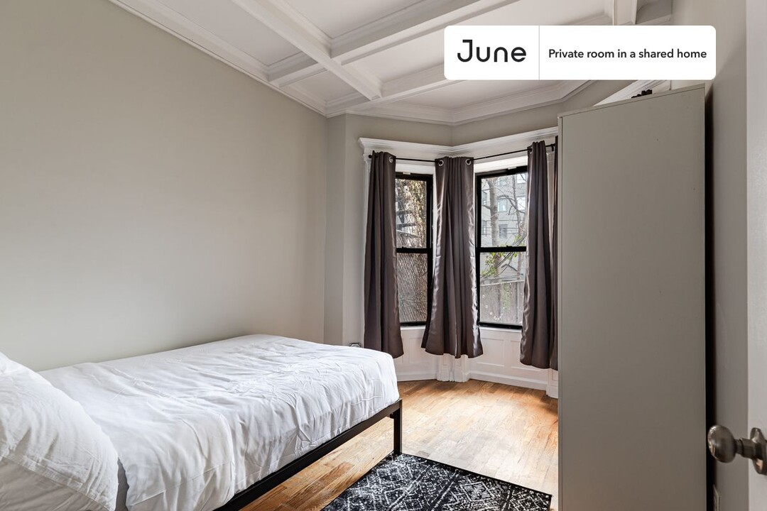 Private bedroom in 3 bed/2 bath Home in New York, NY - Building Photo