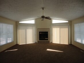 200 Staffordshire Dr NE in Poplar Grove, IL - Foto de edificio - Building Photo