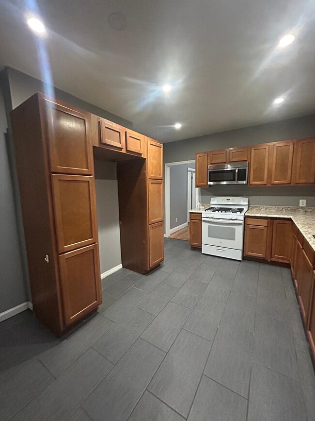 244 4th St, Unit 1st floor in Newark, NJ - Building Photo - Building Photo