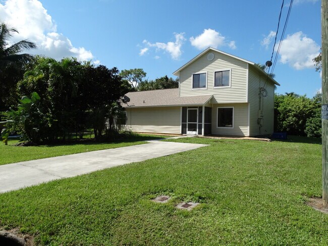 17362-17364 E Carnegie Cir in Ft. Myers, FL - Building Photo - Building Photo