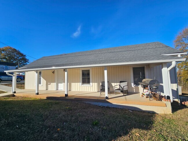 208 W Main St in Lawndale, NC - Foto de edificio - Building Photo