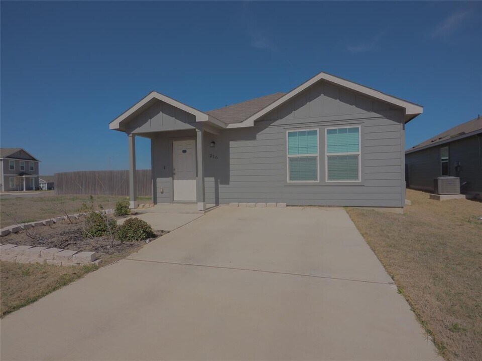 216 All American Wy in Jarrell, TX - Building Photo