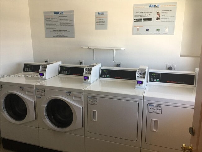 1460 NE 169th St in North Miami Beach, FL - Foto de edificio - Building Photo