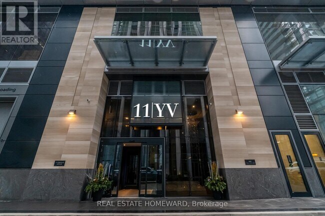 11 Yorkville Ave in Toronto, ON - Building Photo - Building Photo