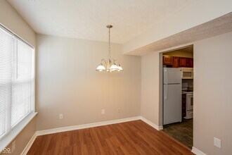 2806 Lullwater Ln in Indianapolis, IN - Foto de edificio - Building Photo