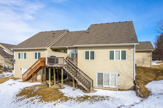 Country Club Pointe Townhomes in Clive, IA - Foto de edificio - Building Photo