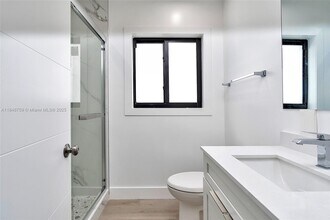 711 Beacom Blvd in Miami, FL - Building Photo - Building Photo