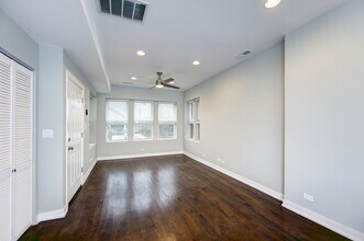 3015 W Wellington Ave in Chicago, IL - Building Photo - Building Photo