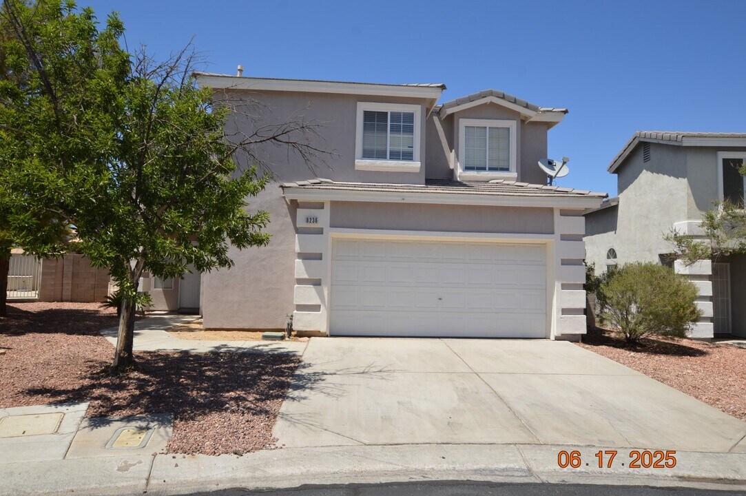 8236 Golf Player St in Las Vegas, NV - Building Photo