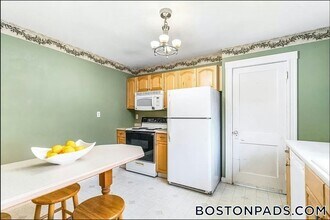 22 Gloucester St in Arlington, MA - Building Photo - Building Photo