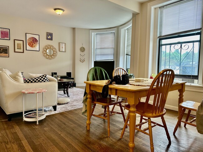 1930 Beacon St, Unit 1 in Boston, MA - Building Photo - Building Photo