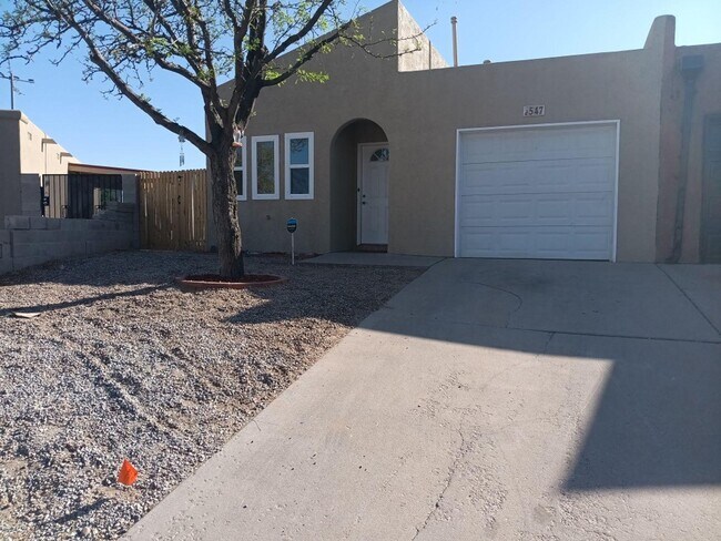 547 Adrian St SW in Albuquerque, NM - Building Photo - Building Photo