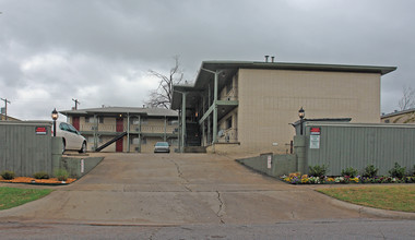 Cherry Street Villas in Tulsa, OK - Building Photo - Building Photo