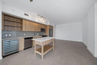 2150 N Bayshore Dr, Unit 0201 in Miami, FL - Building Photo - Building Photo