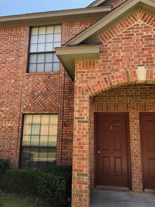 2204 N Carroll Blvd in Denton, TX - Building Photo