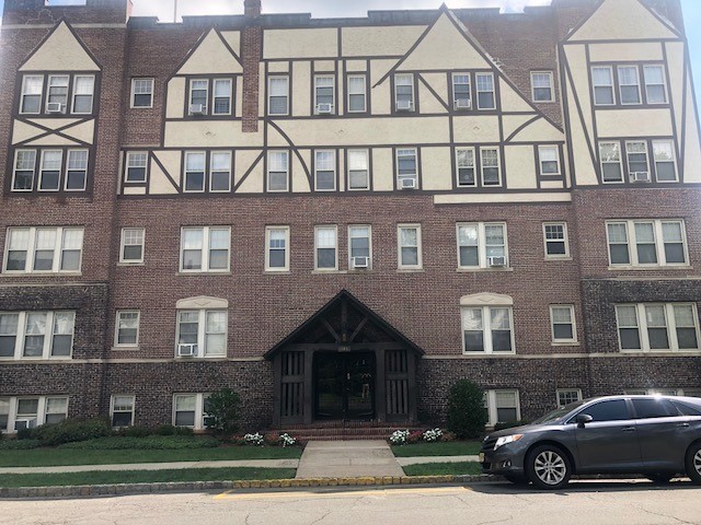 Carlton Towers in Westfield, NJ - Building Photo