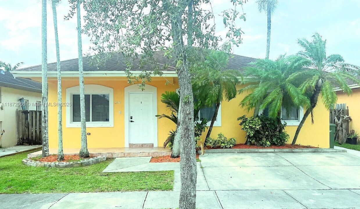 208 SW 15th Pl in Homestead, FL - Building Photo