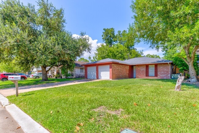 4903 Redfish Reef Dr in Bacliff, TX - Foto de edificio - Building Photo