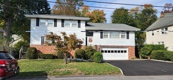 40 Temple St, Unit A in Harrison, NY - Building Photo