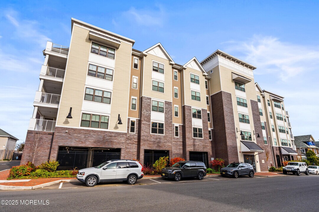 165 Pavilion Ave in Long Branch, NJ - Building Photo