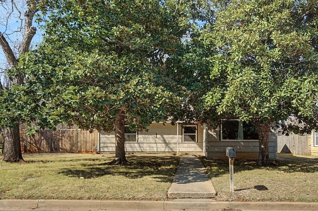 422 N Pecan St in Arlington, TX - Foto de edificio - Building Photo