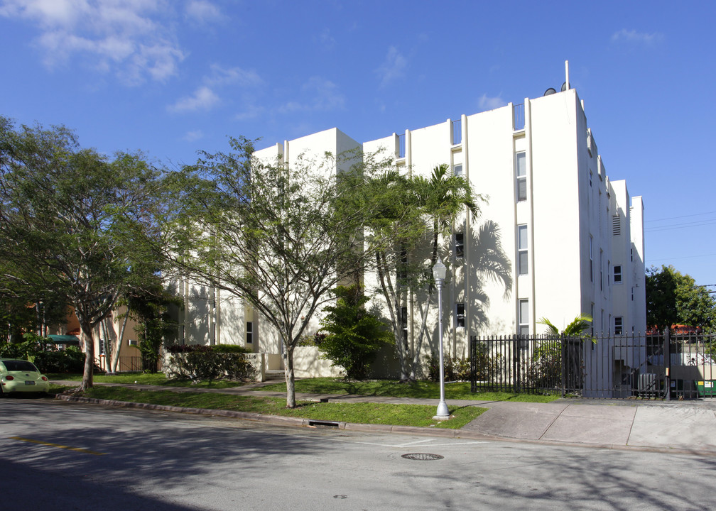 Salzedo Apartments in Coral Gables, FL - Building Photo