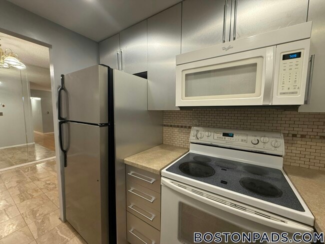 50 Broadlawn Park in Boston, MA - Foto de edificio - Building Photo