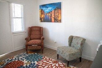 2115 N Raymond Ave, Unit 2111 Raymond in Altadena, CA - Foto de edificio - Building Photo