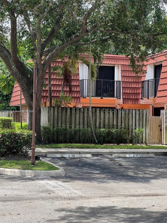 9876 NW 6th Ct in Plantation, FL - Foto de edificio