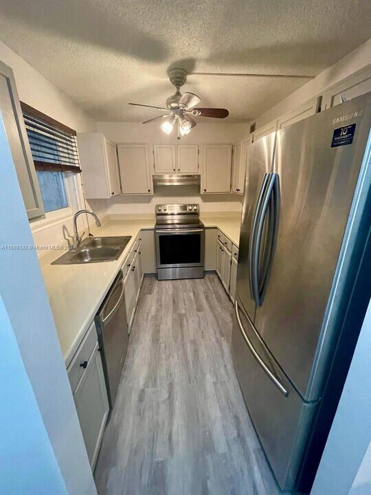 454 N Laurel Dr, Unit 1505 in Margate, FL - Building Photo