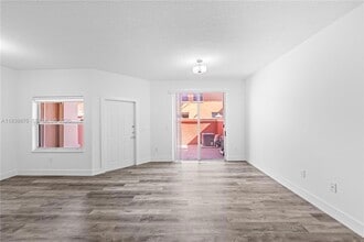 6141 NW 115th Pl in Doral, FL - Foto de edificio - Building Photo