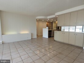 224 W Rittenhouse Square in Philadelphia, PA - Building Photo