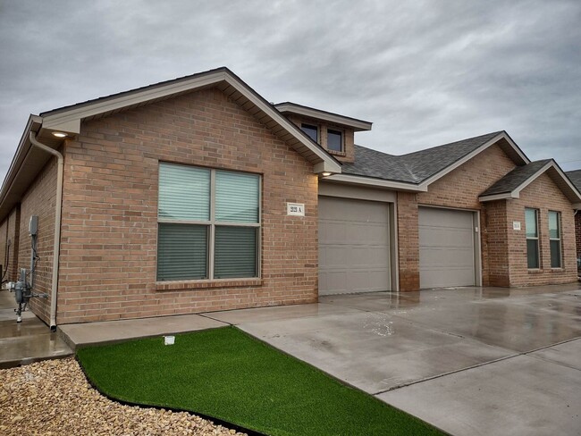 property at 2121 N Jayton Ave