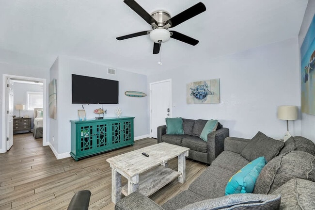 132 E Gardenia St in South Padre Island, TX - Building Photo - Building Photo