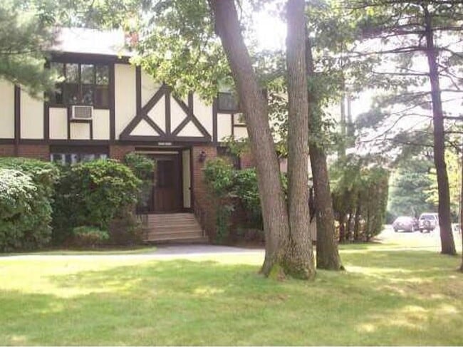 548 Sierra Vista Ln in Valley Cottage, NY - Building Photo - Building Photo