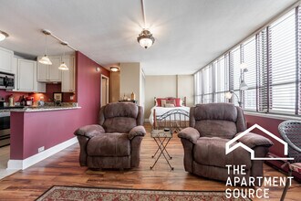 2740 N Pine Grove Ave in Chicago, IL - Foto de edificio - Building Photo