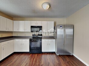 12868 Courage Xing in Fishers, IN - Foto de edificio - Building Photo