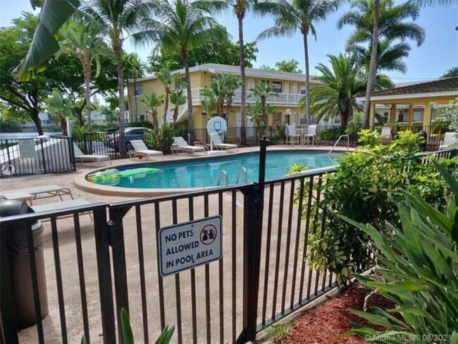 4050 NE 12th Ter, Unit 18-1 in Oakland Park, FL - Foto de edificio - Building Photo