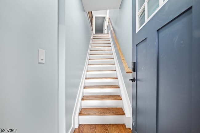 8 Essex St in Nutley, NJ - Foto de edificio - Building Photo