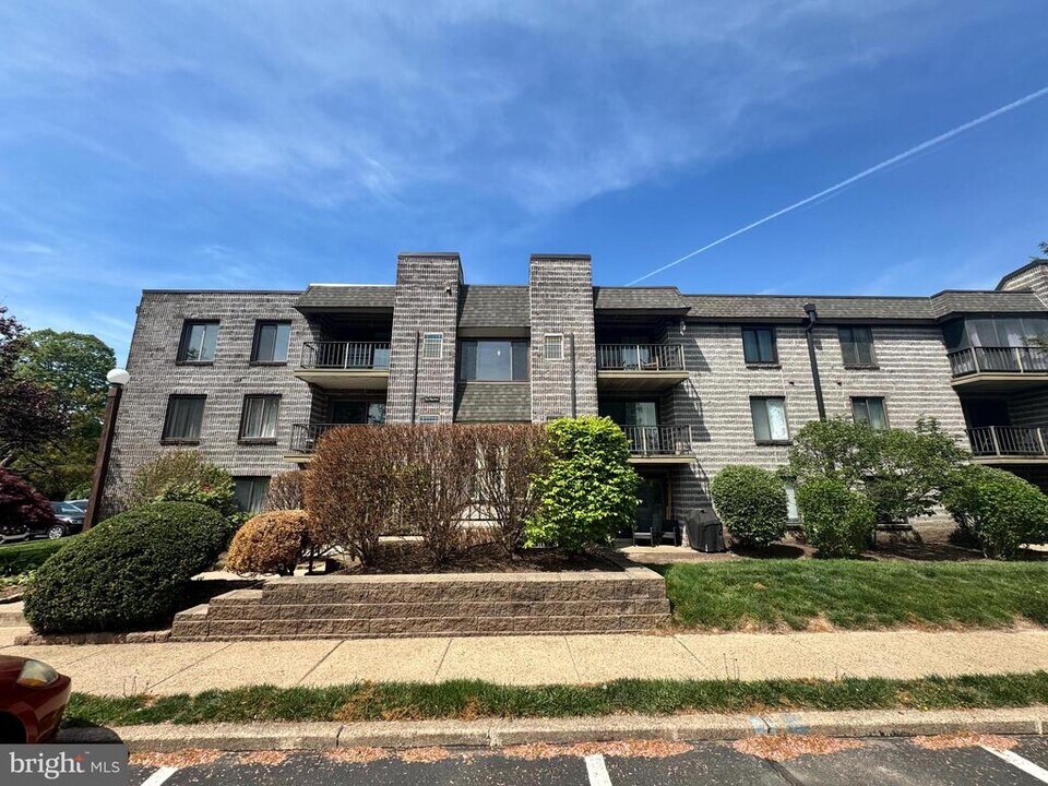 273 E Village Rd in Southampton, PA - Building Photo
