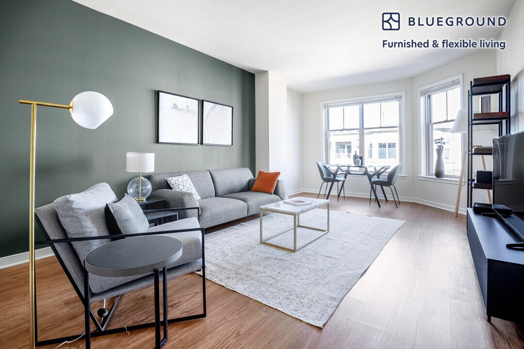 2400 M St NW in Washington, DC - Building Photo