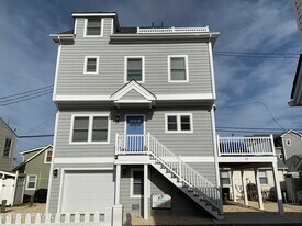 72 Spray Way in Lavallette, NJ - Building Photo