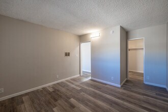 Corteen Place Apartments in Valley Village, CA - Foto de edificio - Building Photo